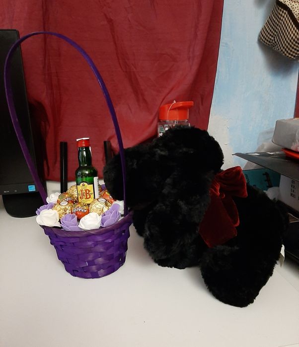 Cos cu flori și jucarie la alegere