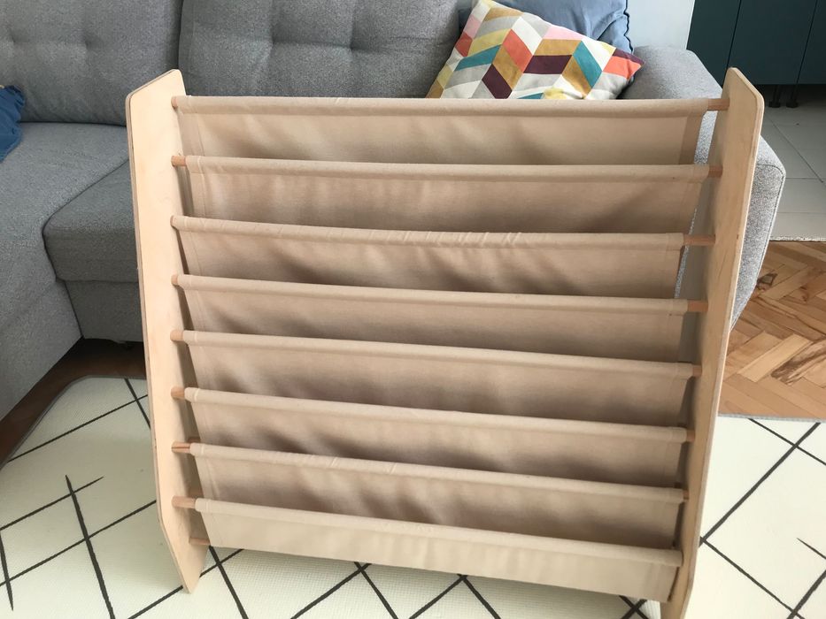 Етажерка за детски книги.