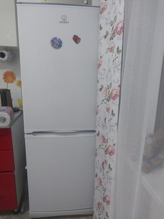 Продам холодильник б/у всё работает