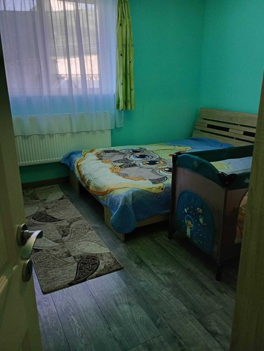 De vânzare apartament cu 3 camere, curte proprie de 110 mp și loc de parcare