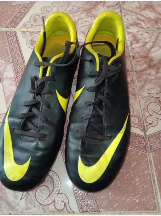 Adidasi cu crampoane/ghete fotbal