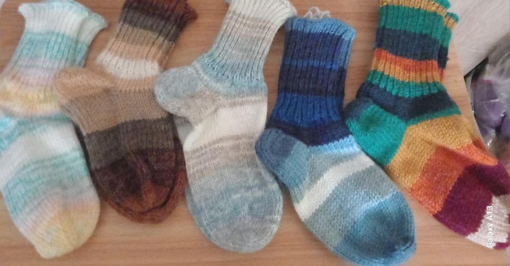 Предлагам ръчноплетени чорапи и терлици