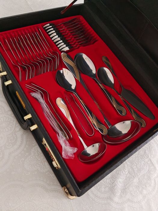 Продаётся набор столовых приборов.