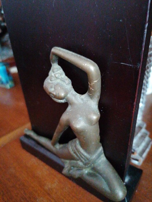 Балерина от бронз на дървен постамент и други тамент