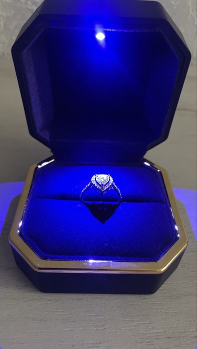 Кольцо из серебра с белым камнем.