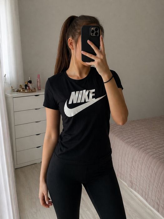 Дамска тениска Nike – черна, размер L, много добро състояние