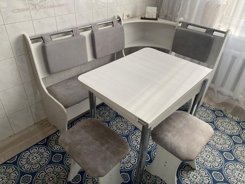 Кухонный стол и угловой диван