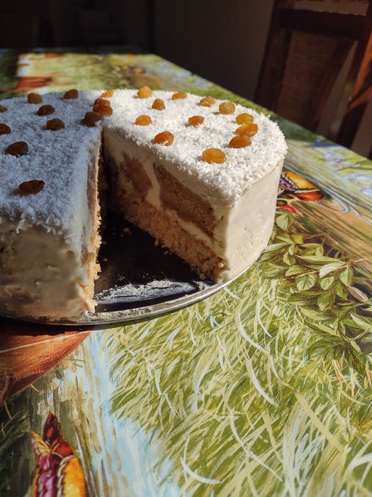 Приемам поръчки и приготвям здравословни и вкусни торти и веган храни