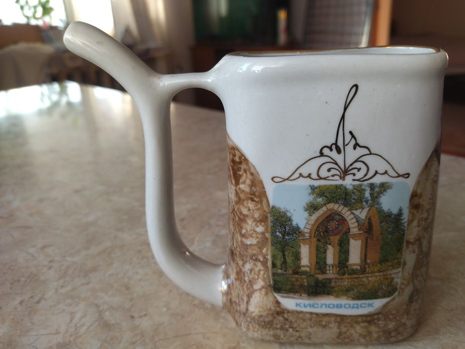 Продам фарфоровую кружку.