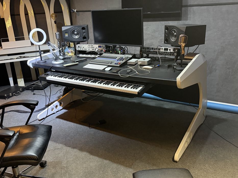 Studio uchun stol sotiladi