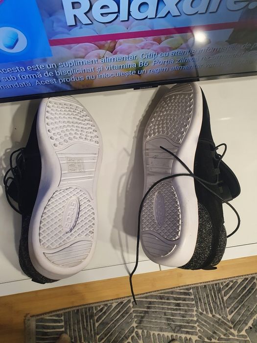 Vând papuci mărimea 49