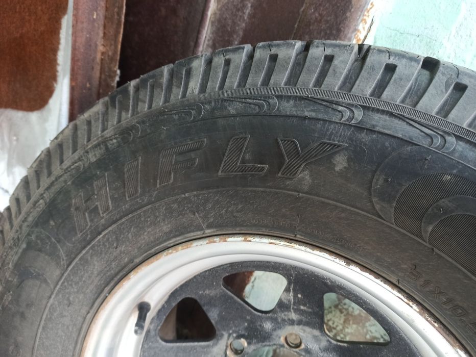 Продам диски с резиной на внедорожник.