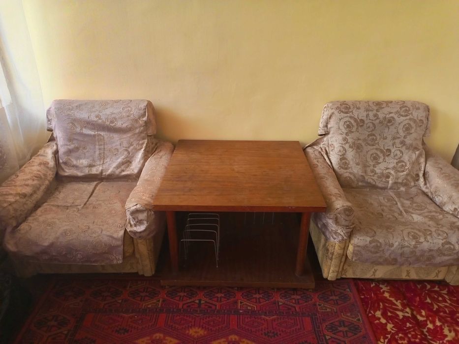 Два мягких кресла и столик