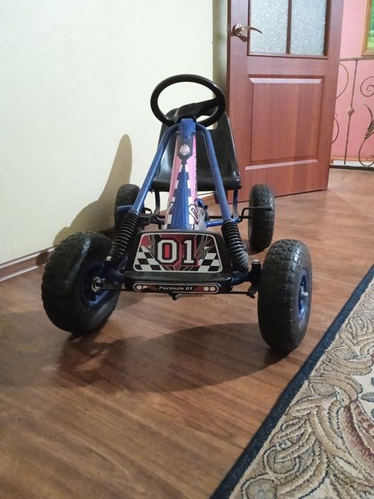 Продам машину на педалях