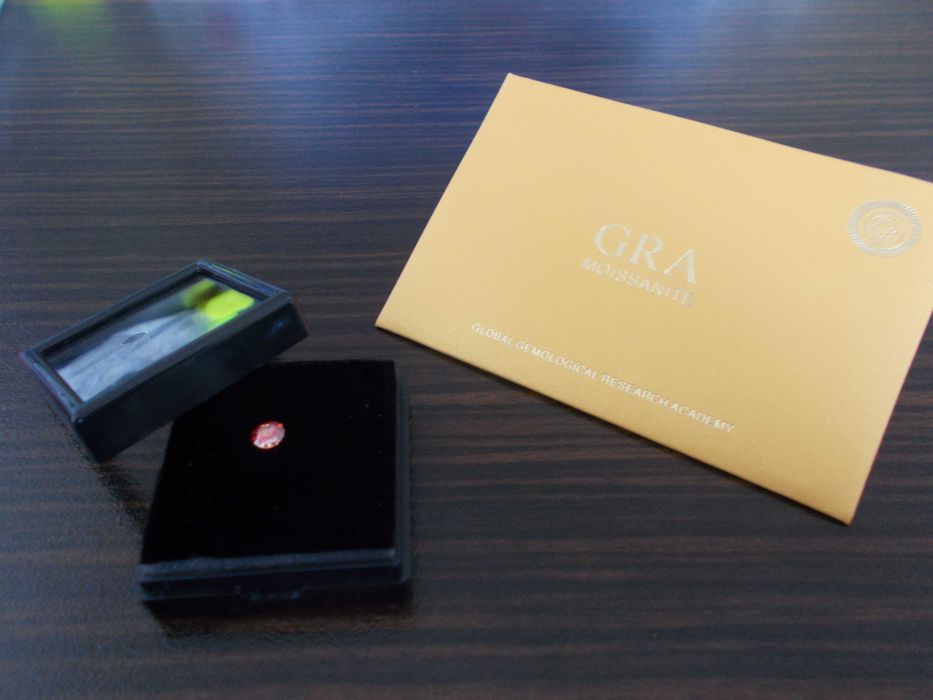 Мойсанит (диамант) 0.5 карата цвят диня