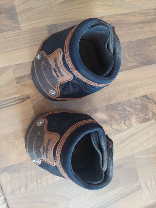 Incaltaminte pentru cai, pantofi de copite de cal in culoare maro cu negru