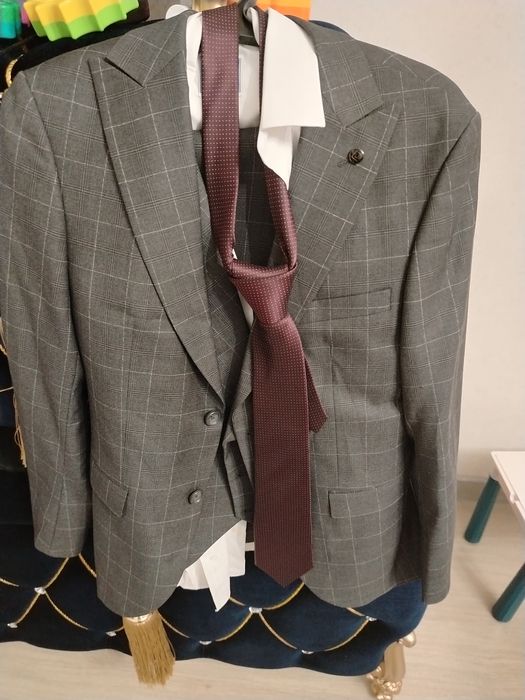 Продам костюм тройка одевал на свадьбу