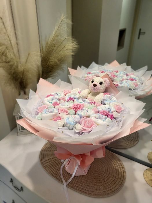 Букет бебе памперси плетен мече вечни рози  погача новородено  1