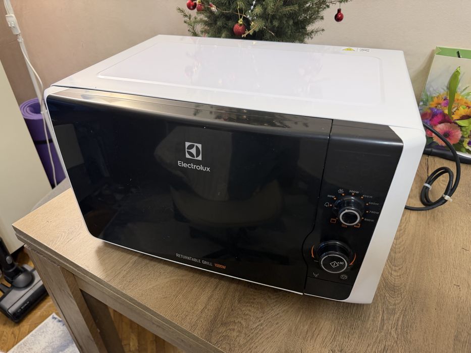Cuptor microunde Electrolux 21l 800w grill, impecabil