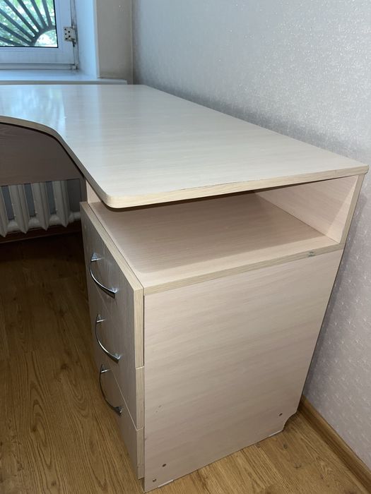 Рабочий стол с полками,компактный