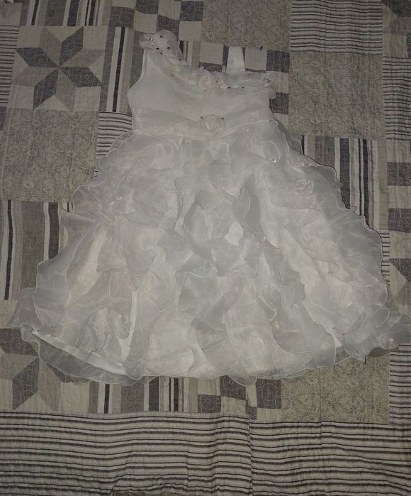 Продам праздничные платья для девочек