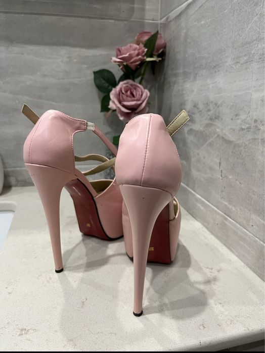Розови сандали на висок ток