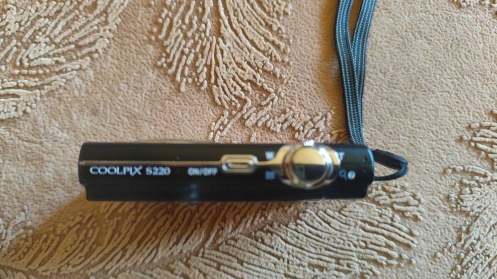 Foto Nikon Coolpix S220 (10MP 3x Zoom Optic) + trepied