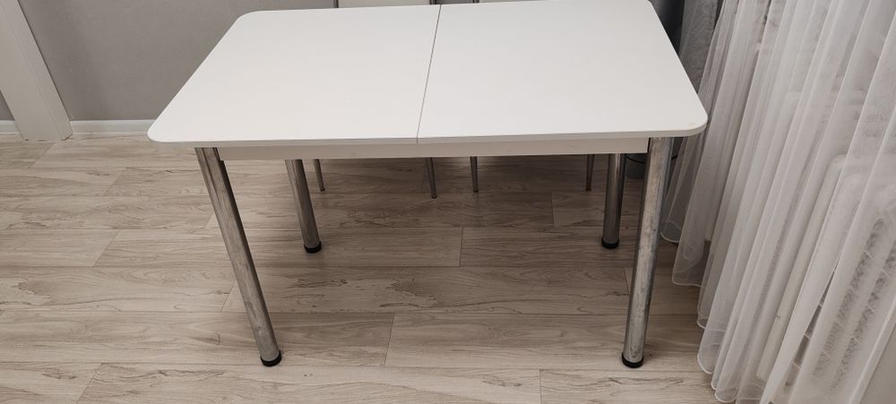 Стол с 3 мя стульями