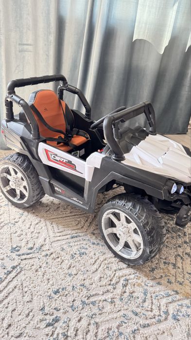 Машина детская в отличном состоянии