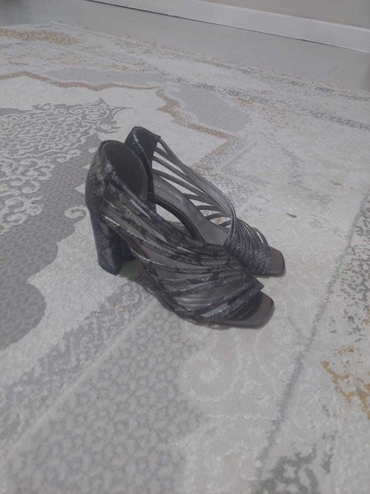 Продам б/у платья, босоножки