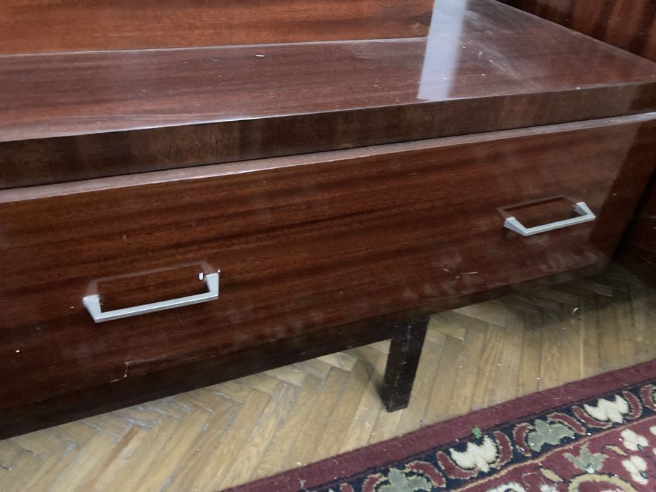 Set de mobila veche, lemn de cires.