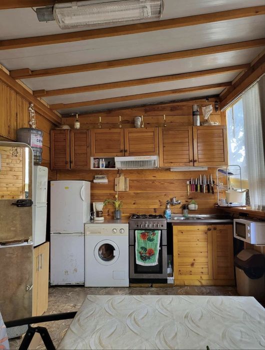 Продавам напълно оборудвана каравана с парко място.