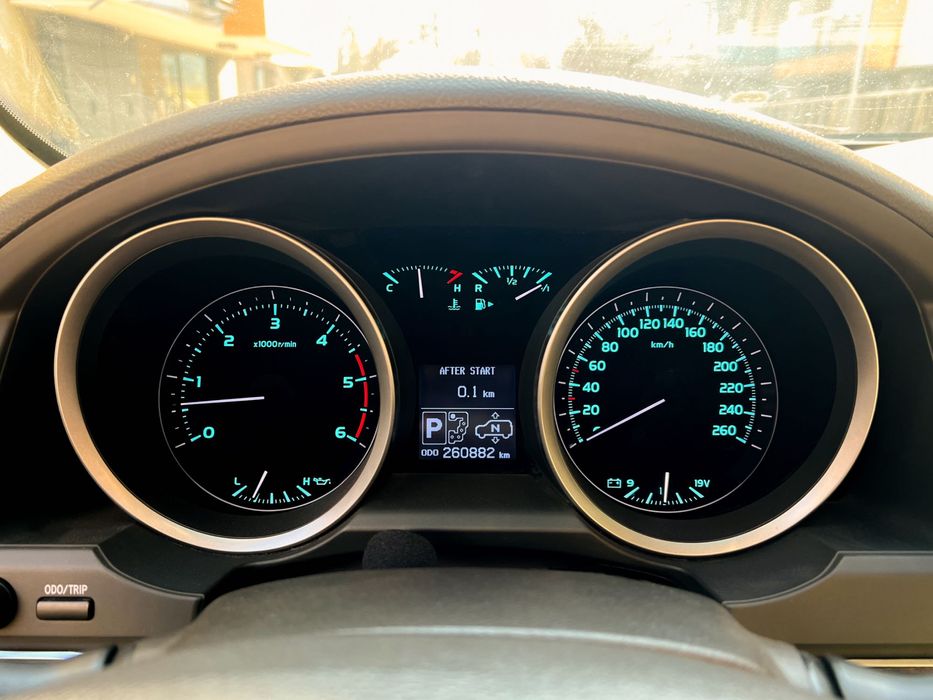 Toyota Land cruiser V8 200 1 Собственик