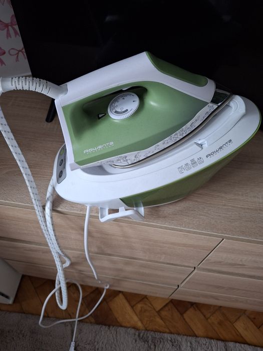 Vând stație de călcat rowenta