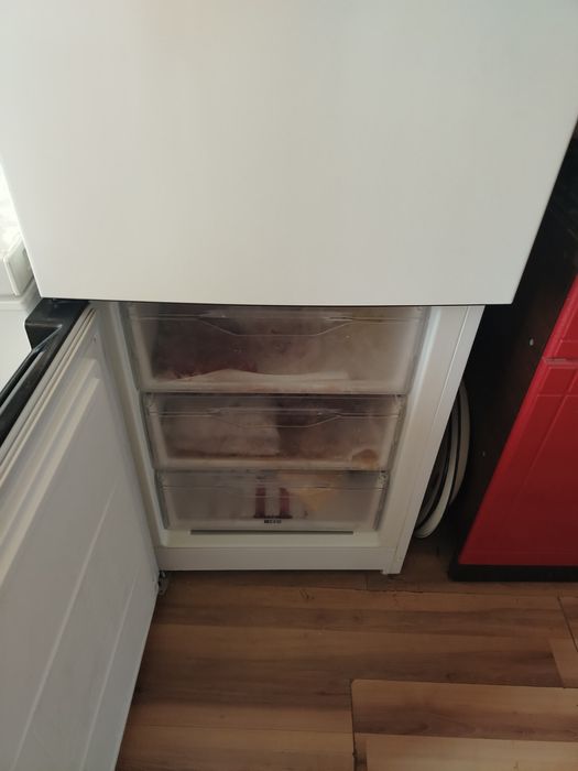 Продам холодильник Indesit.