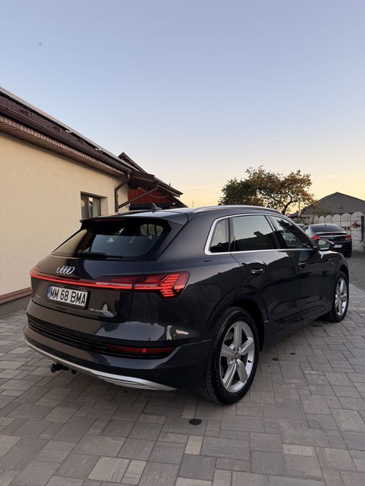 Stop spate led bar central Audi Etron 1000 lei negociabil si un încărcător audi etron original 900lei neg