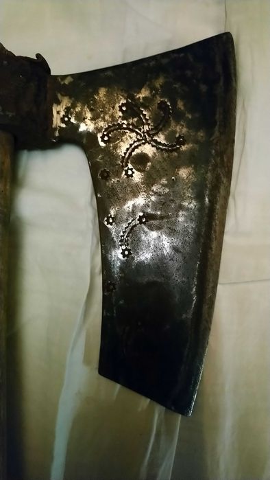 Стара специлна брадва за ръчна изработка на греди.