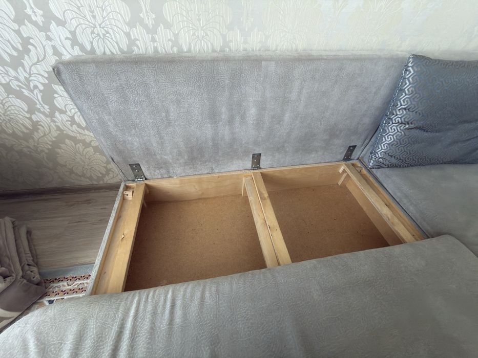 Диван с подушками есть Kaspi Red