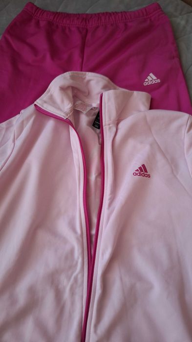 Нов екип Adidas.Без етикет.Размер 164. Става и за xs/s. Розово/циклама