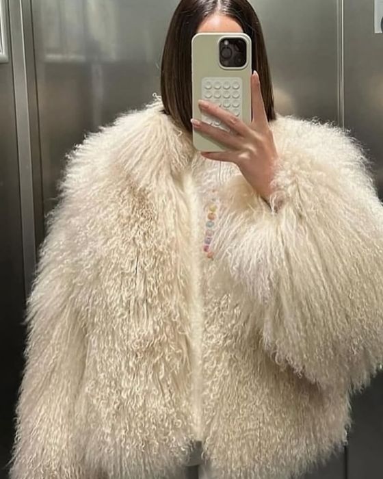 Шуба из ламы белого цвета