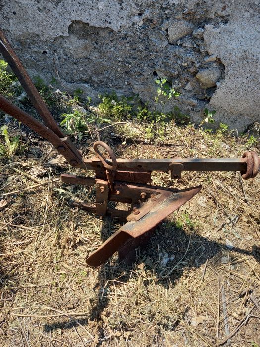 Рало за оран, теглилка за кон, коса...