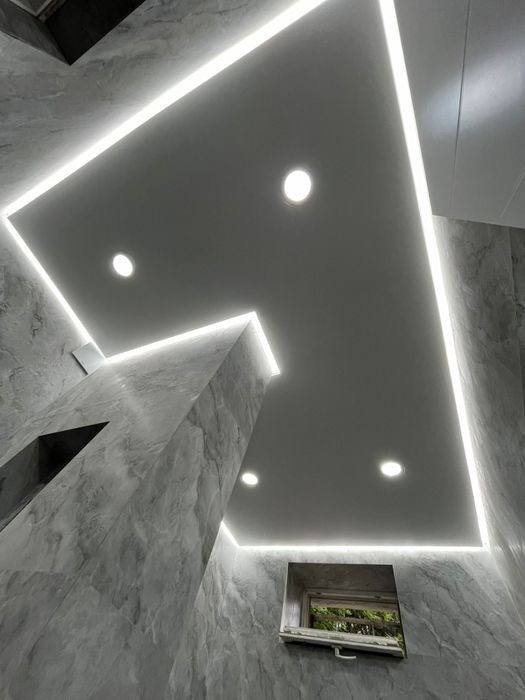 Натежные потолки со встроенным освещением