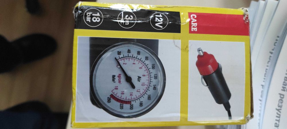 Преносим компресор за помпене на гуми