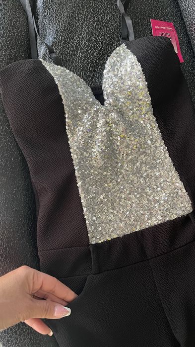 Нов прекрасен еластичен гащеризон с нежни сребристи пайети