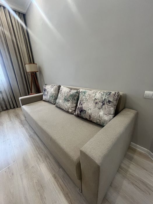 Диван с подушками в комплекте