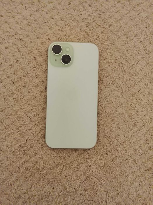 Продавам почти нов iPhone 15