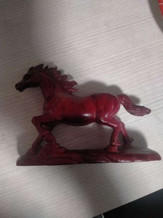 Лошадь статуэтка красная