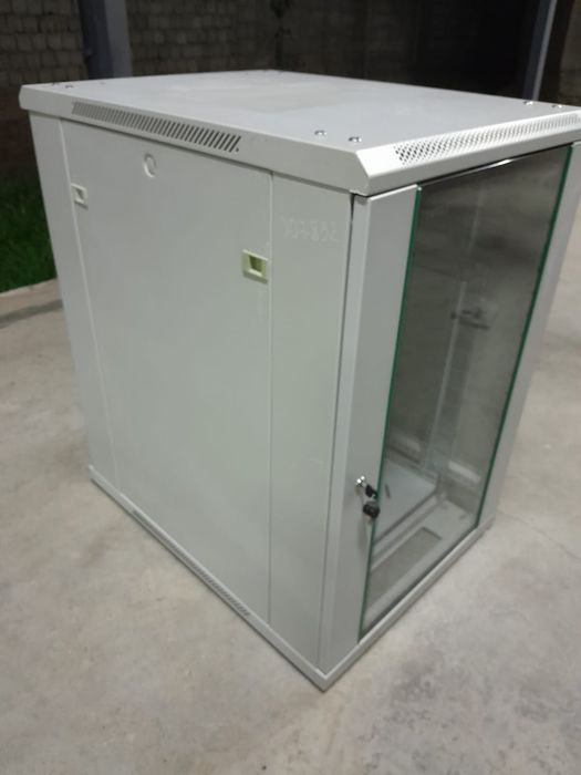 Серверный шкаф ещё есть маленький шкаф