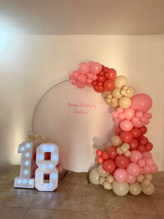 Decor Evenimente: Arcade Baloane și Aranjamente Florale