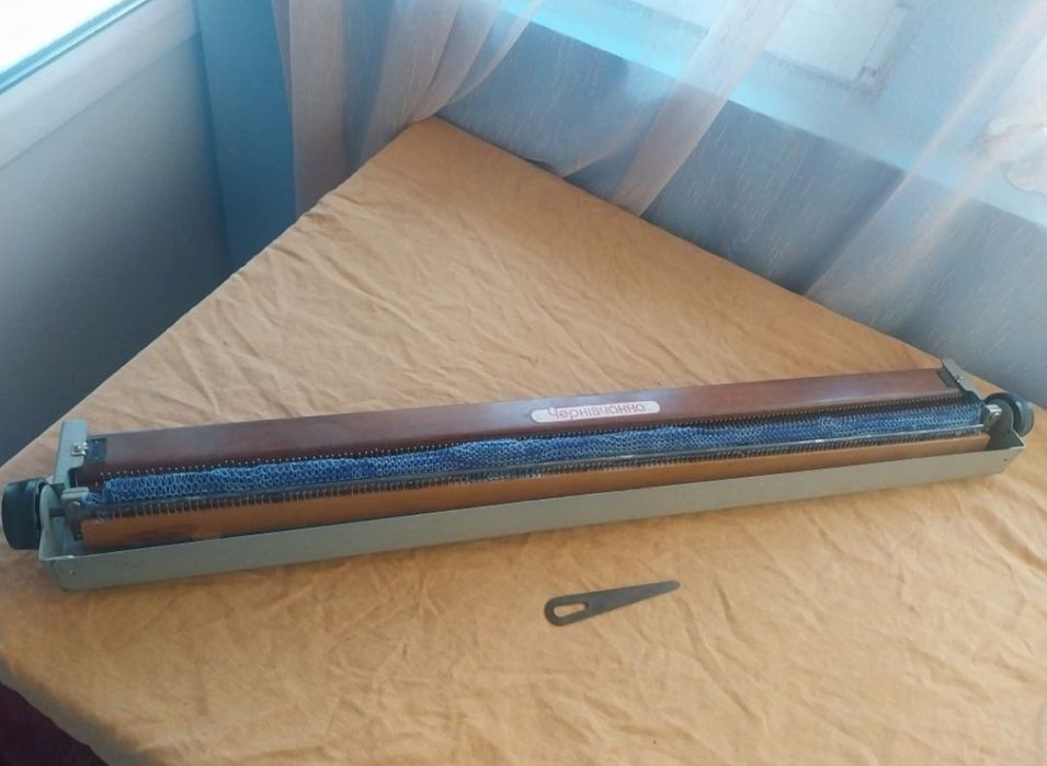 Mașină veche de tricotat de colecție.